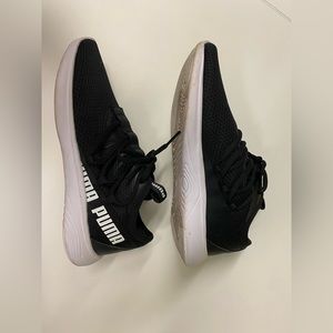 Women’s Puma tennis shoes
